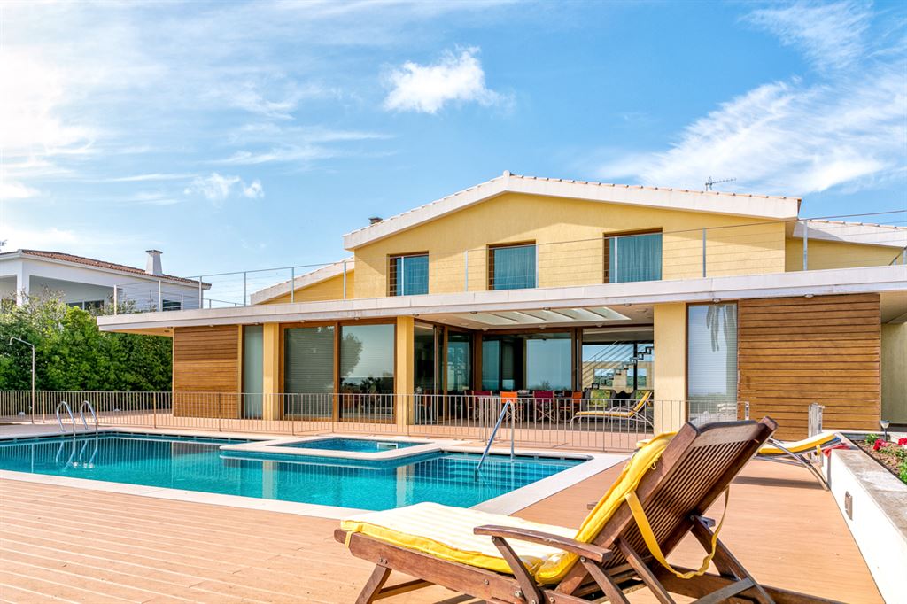 Moderna villa en venta en primera línea del mar de Ciutadella en Menorca