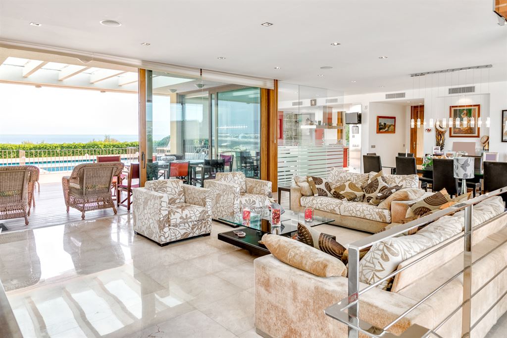 Moderna villa en venta en primera línea del mar de Ciutadella en Menorca