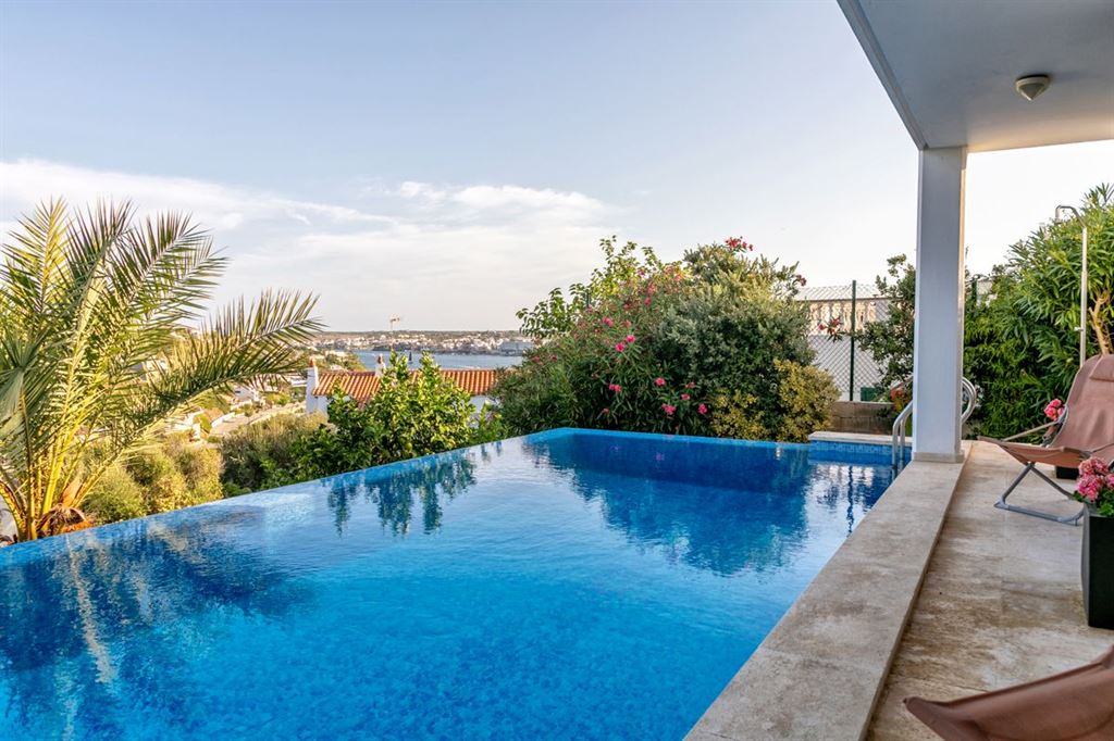 Maravillosa villa con piscina en Cala Llonga en Menorca con vistas al puerto de Mahón