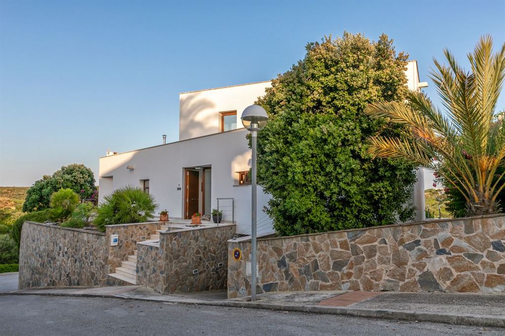 Maravillosa villa con piscina en Cala Llonga en Menorca con vistas al puerto de Mahón