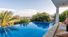 Maravillosa villa con piscina en Cala Llonga en Menorca con vistas al puerto de Mahón