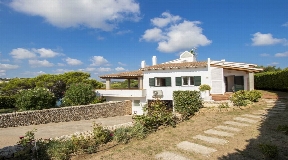 Atractiva Villa en primera línea en Menorca en venta con vistas al mar