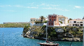 Chalet único en primera línea en Es Castell con una vista magnífica