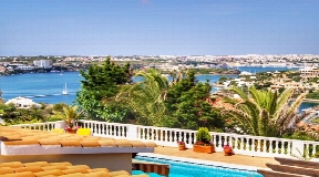 Extraordinaria villa con vistas al mar en venta en Cala Llonga en Menorca