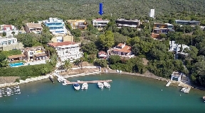 Villa moderna con acceso a dos calles con vistas al puerto de Mahón