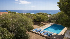 Chalet moderno con vistas espectaculares a la playa de Santo Tomás en Menorca