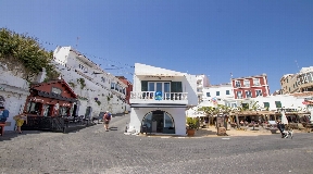 Edificio residencial y comercial frente al mar en Cala Fonts Menorca