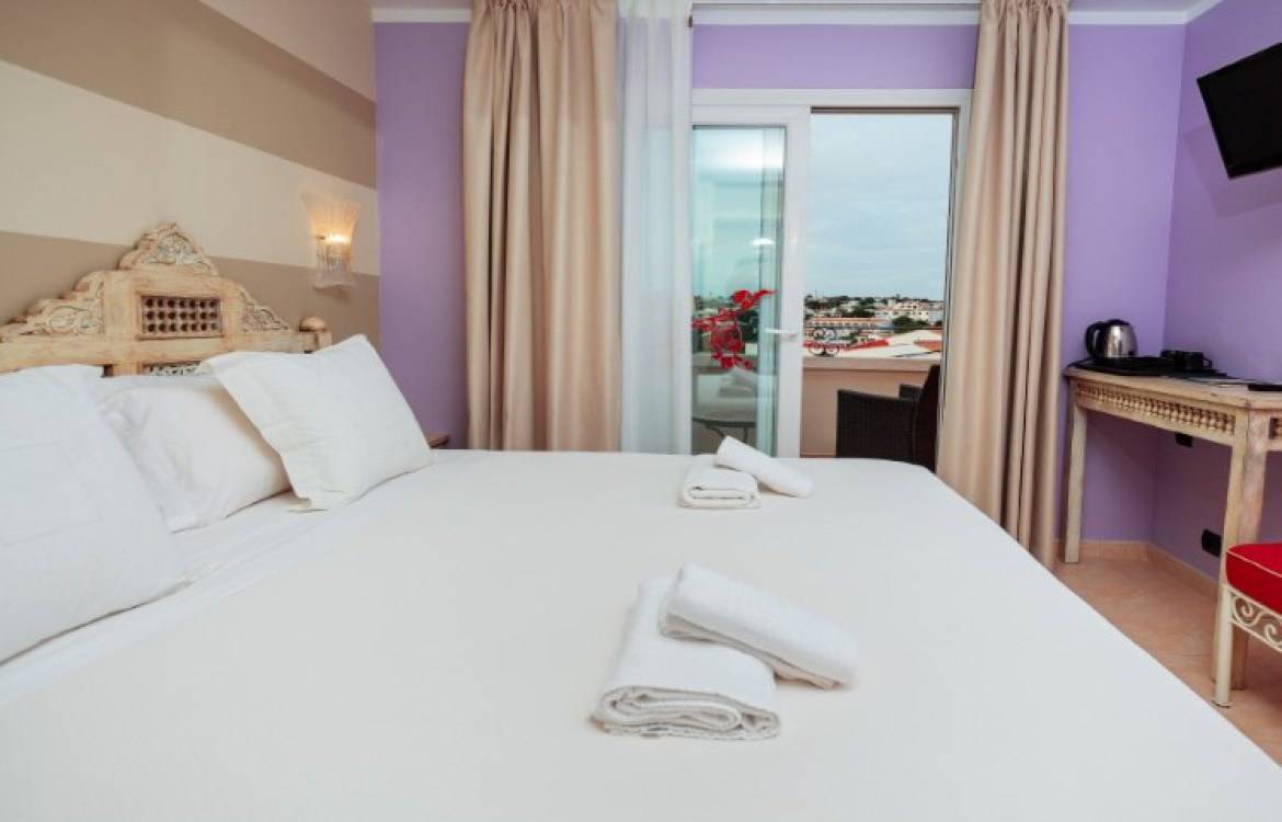 Magníficos hoteles de 3 estrellas en Calan Porter con magníficas vistas al mar