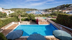 Fantástica villa de dos plantas en el puerto deportivo de Addaya en Menorca