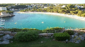 Chalet en Cala Galdana en primera línea con impresionantes vistas al mar y amplios terrenos en venta