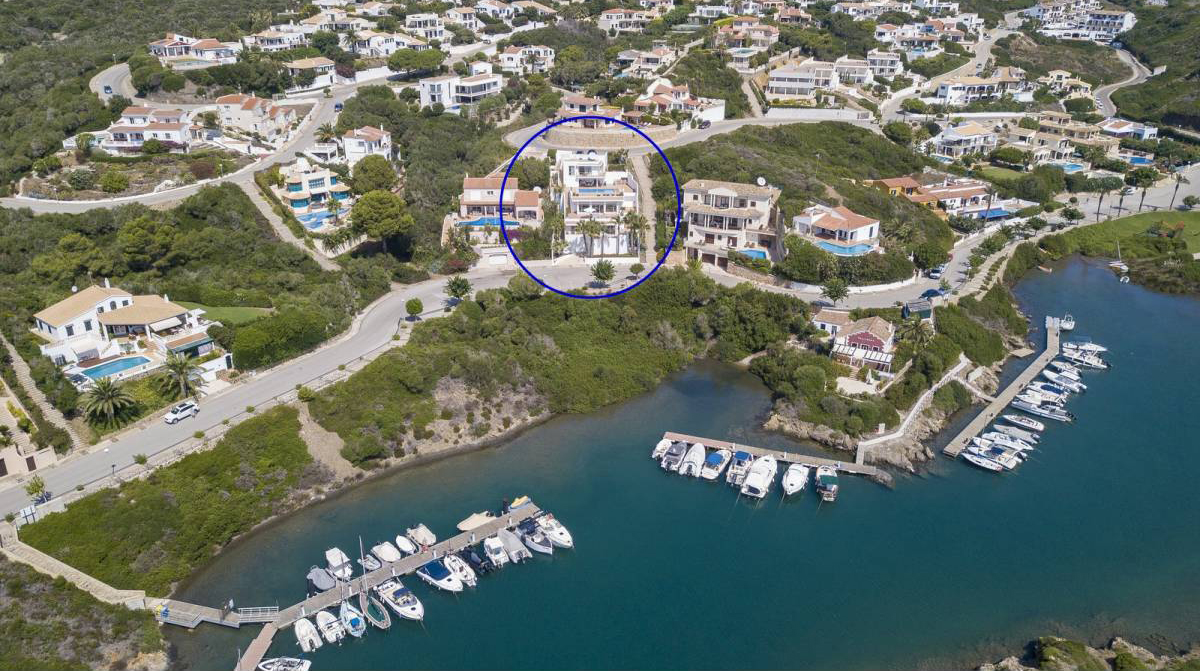 Preciosa villa moderna con vistas a la desembocadura del puerto y Cala Llonga en venta