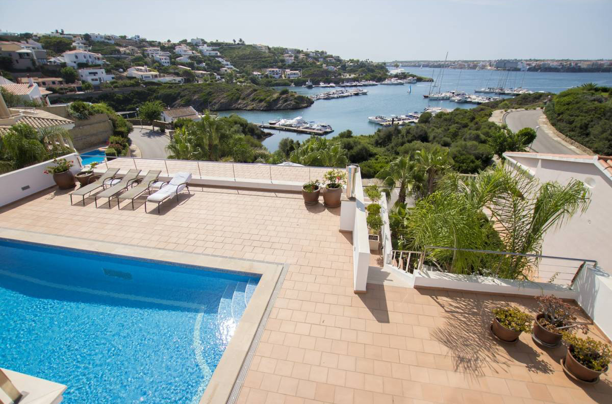 Preciosa villa moderna con vistas a la desembocadura del puerto y Cala Llonga en venta
