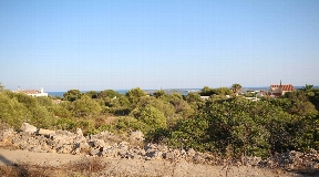 Amplia parcela en la localidad costera de Punta Prima en Menorca