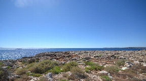 Maravillosa terreno grande directamente en la soleada playa de Cala Blanca