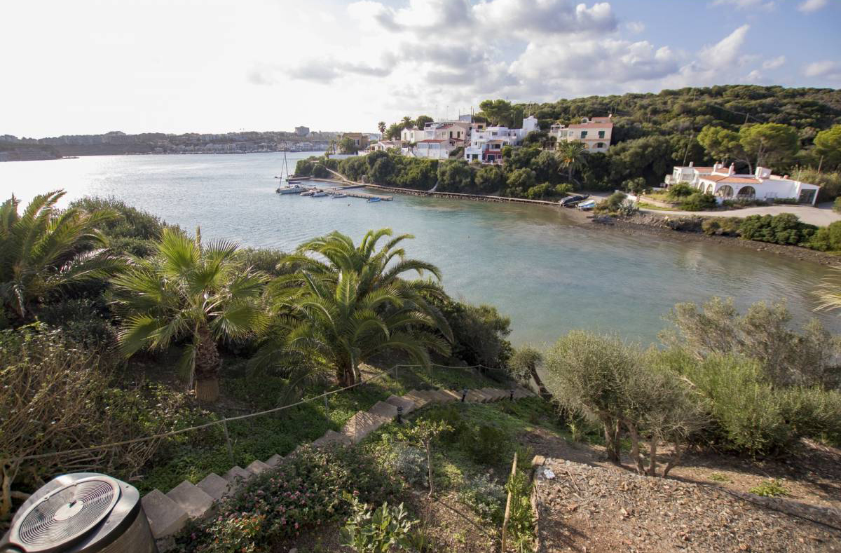 Chalet en equipamiento noble en el puerto de Mahón en Menorca en Frontline en venta