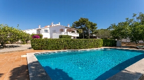 Gran villa en venta con piscina y jardín cerca de Mahón