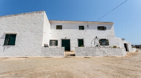 Atractiva propiedad en venta con vistas al mar al sur de Sant Climent