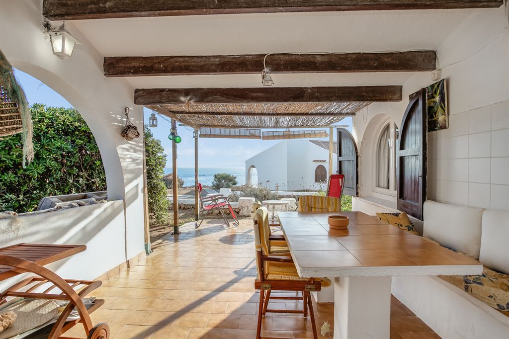 Típica villa menorquina en venta con vistas al mar en Binibeca