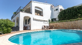 Erstaunliche Villa zum Verkauf mit touristischer Vermietungslizenz in Cala Llonga