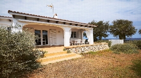 Bungalow en primera línea con piscina y jardín en S'Algar en venta