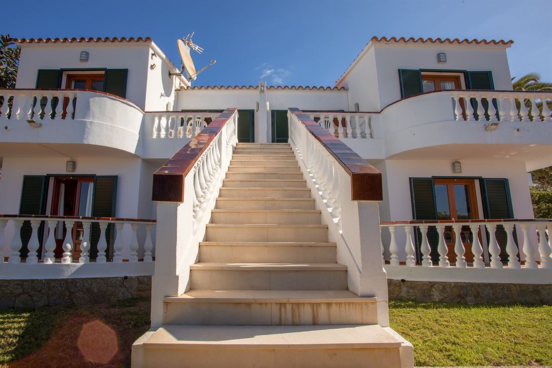 Amplia villa con 2 apartamentos, piscina y vistas al mar en Son Bou