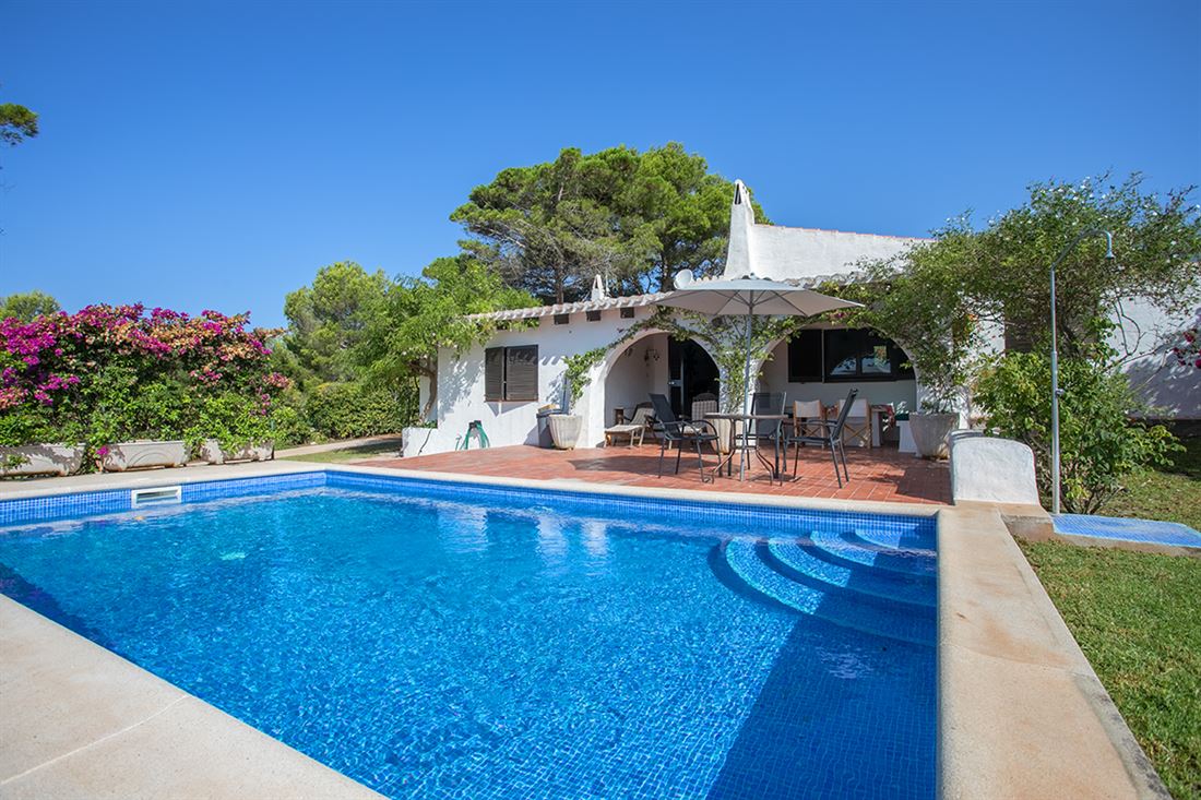 Encantadora propiedad con piscina e impresionantes vistas al mar, idealmente ubicada a solo 5 minutos de la playa