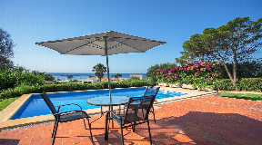 Encantadora propiedad con piscina e impresionantes vistas al mar, idealmente ubicada a solo 5 minutos de la playa